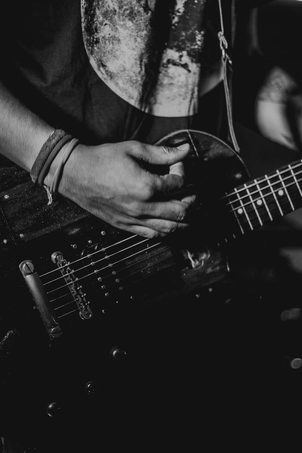 man_playing_guitar