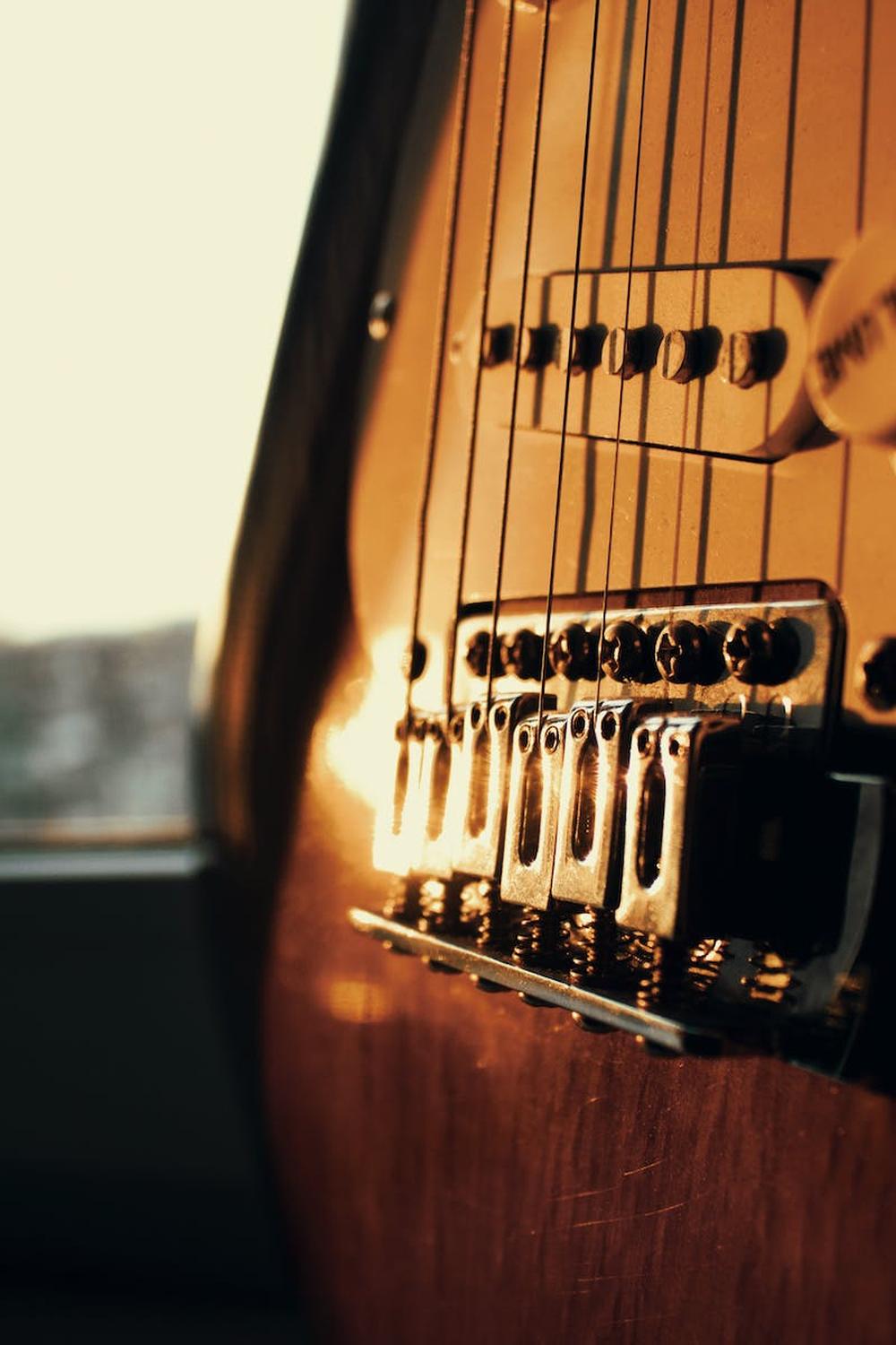photo_of_brown_guitar