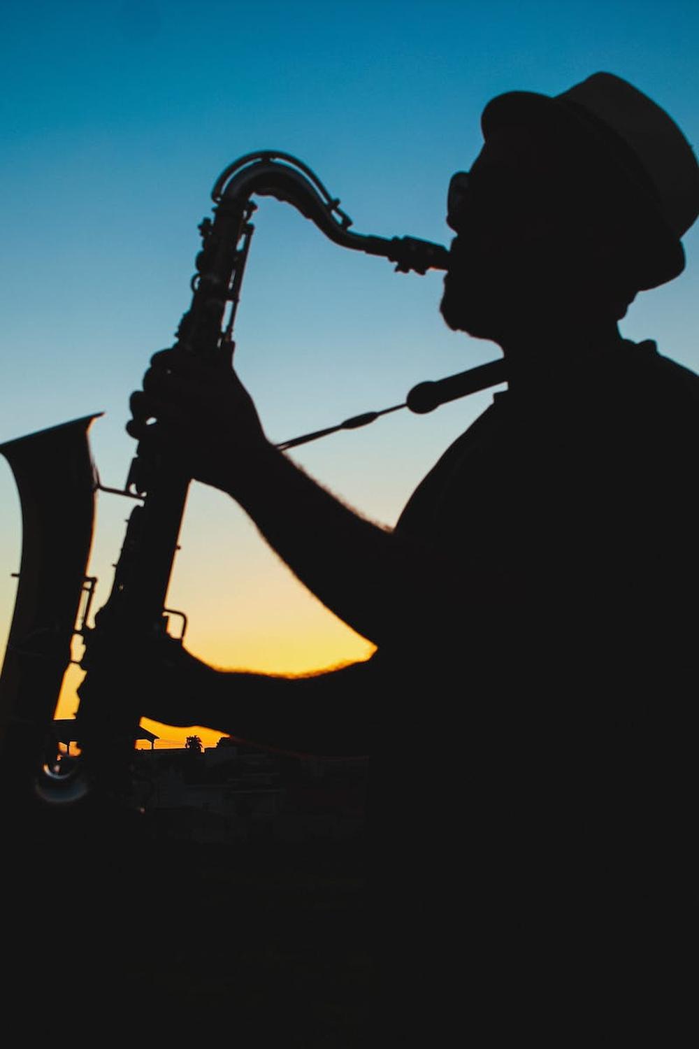  silhouette_of_a_man_playing_saxophone_during_sunse